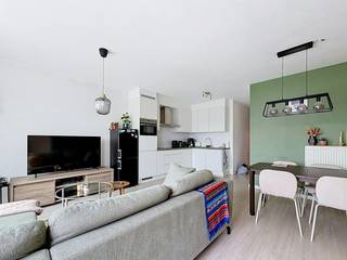 Vous recherchez un lieu de vie élégant à Deurne ? Cet appartement bien entretenu situé au troisième étage, facilement accessible par ascenseur, offre tout ce dont vous avez besoin pour louer en toute sérénité ! Situé dans la confortable Lundenstraat, vous bénéficierez d'une excellente accessibilité à Anvers et aux principaux axes routiers de la ville. Les commerces, les écoles et le quartier verdoyant de Rivierenhof sont accessibles à pied.<br /><br />Aménagement du troisième étage avec ascenseur :<br /><br />-Espace de vie et cuisine (22,5 m²) : salon confortable avec une cuisine ouverte entièrement équipée avec tous les appareils intégrés nécessaires.<br />-Terrasse (9,6 m²) : terrasse agréable et spacieuse pour se détendre à l'extérieur.<br />-Chambre 1 (10,6 m²) : chambre principale spacieuse et calme.<br />-Chambre 2 (6,6 m²) : deuxième pièce pratique, idéale comme espace de travail ou pour les enfants.<br />-Salle de bain (4,1 m²) : salle de bain moderne avec douche à l'italienne et double vasque.<br />-Toilettes séparées : coin toilette séparé.<br />-Rangement : rangement intérieur pratique avec connexion pour machine à laver et sèche-linge.<br /><br />Détails :<br /><br />-Troisième étage avec ascenseur<br />-Chauffage efficace au gaz naturel avec compteurs individuels<br />-Possibilité de louer une place de parking privée à 100 euros/mois<br />-Local à vélos commun dans le bâtiment<br />-Emplacement central à proximité des transports en commun, des parcs et des magasins à Deurne<br />-ÉPC :<br />-Coûts communs 95 euros par mois<br /><br />Vous rêvez de cette belle propriété à louer ? Ou vous cherchez depuis longtemps à louer un appartement prêt à emménager à Deurne ? Cette fantastique propriété est maintenant disponible à la location !