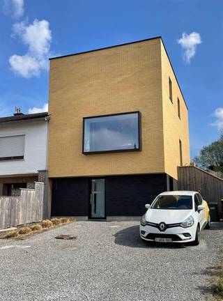 Deze knap uitgetekende nieuwbouwwoning is perfect gelegen op wandelafstand van het centrum en station van Landen, maar toch erg rustig. Op...