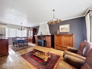 <p>Kloeke woning op een rustige doch centrale locatie bestaande uit een inkomhal, garage, bureel/slaapkamer, hal met afzonderlijk toilet en een zon georiënteerde tuin met terras.</p>
<p>Op het eerste verdiep is een gezellige leefruimte met eet-en zithoek, ingerichte keuken en een terras.</p>
<p>Het 2<sup>de</sup> verdiep is ingedeeld met 2 ruime slaapkamers, ingerichte badkamer (ligbad met douchemogelijkheid, toilet en lavabomeubel) en een trapluik naar de geïsoleerde zolder die mits het plaatsen van een trap kan afgewerkt worden als extra slaapkamer.</p>
<p>Extra troeven:</p>
<ul>
<li>Regenwaterput</li>
<li>Dubbele beglazing</li>
<li>Parkeergelegenheid voor de woning</li>
<li>In de nabijheid van scholen, winkels en openbaar vervoer</li>
</ul>
<p>Deze woning is te koop ZONDER makelaar via het concept van Smart Houses! Verdere inlichtingen of bezoek? Contacteer rechtstreeks de eigenaar via 0494/18.73.40</p>
