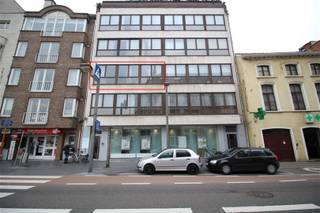 - Inkomhal- Gastentoilet- Grote leefruimte met zicht op de Grote Markt- Ingerichte keuken met kasten en toestellen- 2 ruime slaapkamers- Badkamer met...