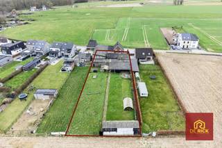 Ontdek dit prachtig gelegen bouwperceel van 2107 m² in het charmante Erpe-Mere. Deze locatie presenteert een unieke kans voor wie zijn droomhuis wil realiseren in een rustige omgeving, omgeven door veel groen. Door het omliggende agrarisch gebied geniet u overal van zicht op de omliggende velden en akkers. De grond biedt eindeloze mogelijkheden voor de creatie van een ruime tuin, buitenleven en meer. Gelegen in een landelijke buurt maar toch dicht bij alle nodige voorzieningen, geniet u hier van het beste van twee werelden. De nabijheid van belangrijke verkeersaders zorgt bovendien voor uitstekende verbindingen naar steden en dorpen in de regio. Laat deze kans niet voorbijgaan om uw woondroom waar te maken op een plek die sereniteit en gemak perfect combineert.Mogelijkheid tot het bouwen van een gesloten en halfopen bebouwing.