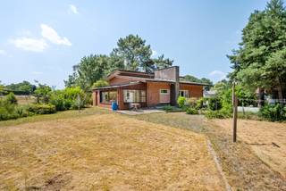 Te renoveren woning op een ruim perceel van 1.828 m² in een groene omgeving te Balen. Deze compacte gezinswoning beschikt over een inkomhal, leefruimte, keuken met ontbijthoek, badkamer, veranda, berging, drie slaapkamers, een inpandige garage en een kelder.<br /><br />Gelijkvloers<br />Via de inkomhal betreedt u de gezellige leefruimte, bestaande uit een zithoek en een eetkamer. Aansluitend bevindt zich de keuken met een praktische ontbijthoek, ideaal voor een snelle start van de dag. Vanuit de keuken en de veranda geniet u van een mooi uitzicht op het achterliggende groen en de omliggende natuur. Verder beschikt het gelijkvloers over een handige berging/wasplaats en een badkamer, uitgerust met een bad met geïntegreerde douche en een enkele wastafel.<br /><br />Verdieping<br />De trap in de inkomhal brengt u naar de eerste verdieping. Hier bevinden zich drie slaapkamers, die tal van mogelijkheden bieden voor een gezin, hobbyruimte of thuisbureau.<br /><br />Extra troeven<br />De woning beschikt over een inpandige garage en een praktische kelder, waardoor er voldoende opslagruimte aanwezig is.<br /><br />Dankzij de landelijke ligging en de zuidoost georiënteerde tuin kunt u hier in alle rust genieten van de groene omgeving en het buitenleven.<br /><br />Bijzonderheden:<br />* Verwarming op stookolie<br />* Renovatieverplichting<br />* Landelijke omgeving<br />* Praktische compacte woning<br />* Ruim perceel van 1.828m²