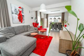 In de rustige en kindvriendelijke Schilderswijk te Zwevegem bevindt zich deze recente halfopen woning op een perceel van 336 m² met een bewoonbare oppervlakte van 130 m².<br />De woning biedt een uitstekende combinatie van comfort, ruimte en energiezuinig wonen in een aangename woonomgeving.<br /><br />Indeling:<br /><br />Inkomhal met gastentoilet<br /><br />Gezellige en lichtrijke leefruimte met zicht op de tuin<br /><br />Volledig ingerichte, moderne keuken<br /><br />3 volwaardige slaapkamers<br /><br />Moderne badkamer met bad, douche en dubbele wastafel<br /><br />Inpandige garage met automatische poort<br /><br />Zuidwest georiënteerde tuin met terras en tuinberging<br /><br />Private parkeerplaats voor de woning<br /><br />Troeven:<br /><br />Recente, energiezuinige woning<br /><br />Zonnige tuin ideaal om te genieten van lange zomeravonden<br /><br />Rustige ligging nabij scholen, winkels en belangrijke verbindingswegen<br /><br />Wenst U graag een bezoek? Vul dan nu uw huurprofiel aan via de groene knop