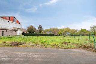 Bouwkavel gelegen te Hoeselt, Morgenstraat .<br /><br />Rustige en landelijke locatie op 3 km van het centrum van Hoeselt. Omliggende steden zoals Hasselt, Genk en Diepenbeek zijn vlot bereikbaar via de oprit van de E313 gelegen op enkele autominuten.<br /><br />Deze bouwkavel lot 2 is gelegen in een residentiële omgeving, in een autoluwe straat en is geschikt voor een gezinswoning in half vrijstaande bebouwing.<br />Dit vlakke perceel heeft een oppervlakte van 3A81CA en geniet een westelijke oriëntatie.<br />De perceelbreedte aan straatzijde bedraagt 12m53, aan de achterzijde (met uitsteek) 8m04 + 3m05. De perceeldiepte bedraagt enerzijds 31m52 en anderzijds 25m67.<br /><br />Volgende bouwvoorschriften zijn van toepassing:<br />- Hoofdbestemming ééngezinswoning. Nevenbestemming (max 40%) toegestaan indien complementair aan het wonen.<br />- Afstand perceelgrens is min 3m.<br />- Bouwbreedte bedraagt 9,47m.<br />- Bouwdiepte bedraagt 12m.<br />- Maximum 2 volwaardige bouwlagen.<br />- Dakvorm: hellend max 45° of plat. Eventuele gelijkvloerse meerdiepte verplicht plat dak.<br />- Vloerpeil: max 0,3m boven de as van voorliggende weg.<br />- Hellend dak kroonlijsthoogte max 6,50m, plat dak randhoogte max 7m<br />- Nokhoogte max 11,50m<br />- De woningen moeten op elkaar aansluiten wat betreft inplanting, dakvorm, kroonlijst- of dakrandhoogte, dakhelling en gevelkleur.<br />- Carport: open constructie toegestaan in de zone voor zijtuinen, max oppervlakte 21m².<br />- Bijgebouw: één vrijstaand bijgebouw in de vorm van tuinhuis of terrasoverkapping.<br /><br />Voor meer info contacteer ons op 0473 79 29 30 of mail naar luc@vestio.com<br /><br />