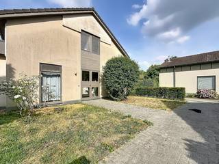 Als je op zoek bent naar een lichtrijk en instapklaar huis op een uitstekende en centrale locatie, dan hoef je niet verder te zoeken. <br /><br />Deze woning vind je terug op het woonerf Wilgerijs in het centrum van Aalter. De woning is verrassend ruim en praktisch ingedeeld. Op de gelijkvloers bevindt de open leefruimte die naadloos overloopt in de eetkamer en keuken. Deze keuken is voorzien van alle toestellen. Naast de keuken is er ook een ruime berging. Op de gelijksvloers bevindt zich ook een polyvalente ruimte die kan dienen als bureau, speelkamer, ... en een toilet. Op de eerste verdieping zijn er 3 slaapkamers, waarvan 1 een extra ruimte heeft die kan dienen als dressing of opbergruimte. Ook zijn er 2 badkamers waarvan 1 met een douche en 1 met een bad. <br /><br />De woning beschikt uiteraard ook over een heerlijke tuin waar u de hele dag door kan genieten van de zon dankzij ze zuidwestelijke orientering. <br /><br />Troeven op een rij: <br />- Toplocatie: pal in het centrum van Aalter<br />- 3 slaapkamers<br />- Energiezuinig<br />- Zonnepanelen aanwezig<br /><br />Dankzij de combinatie van een gunstige ligging, een mooi perceel en een flexibele indeling vormt dit pand een unieke opportuniteit. Creëer hier jouw ideale thuis en geef deze woning een tweede leven.<br /><br />De eigendom wordt aangeboden via de Pre-sale formule. Op 30/09/2026 tussen 16:00 en 18:00 kan u het huis op afspraak komen bezichtigen en een bod uitbrengen. De vermelde prijs is een instelprijs. Voor meer info, gelieve contact op te nemen met de dossierverantwoordelijke.<br /><br />Bestuursmaatregelen in het maatregelenregister: nee<br /><br />Deze AI-visualisaties zijn bedoeld als inspiratie. Er werd geen rekening gehouden met technische specificaties, stedenbouwkundige voorschriften of de concrete mogelijkheden tot realisatie.
