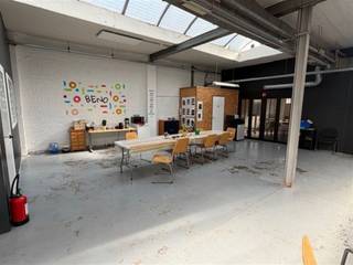 Centrale grote ingang met aan beide zijden een plaats voor bureel of vergaderruimte.Kitchenette en sanitairGrote hall van ongeveer 320 m² waar door...