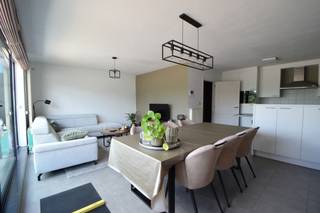 Verzorgd appartement met 2 slaapkamers, garage en ruim dakterras in hartje Tielen<br /><br />Op een centrale ligging in het centrum van Tielen bevindt zich dit instapklare appartement van ca. 102 m², gelegen op de eerste verdieping van een kleinschalige residentie. Dankzij de ruime indeling, het grote dakterras en de privatieve garagebox biedt deze eigendom een aangenaam wooncomfort.<br /><br />Via de inkomhal bereikt u de lichtrijke leefruimte met open keuken, eet- en zithoek. Grote raampartijen en een schuifraam zorgen voor een aangename lichtinval en geven rechtstreeks toegang tot het ruime dakterras, waar u in alle rust kunt genieten van de omgeving.<br /><br />De open keuken is uitgerust met een kookfornuis, afzuigkap, ingebouwde koelkast en microgolfoven. Aansluitend bevindt zich een praktische berging met aansluitingen voor wasmachine en droogkast.<br /><br />Verder beschikt het appartement over twee volwaardige slaapkamers aan de voorzijde, waarvan één met een aparte dressing. De badkamer is ingericht met een douche, ligbad, toilet en een badkamermeubel met dubbele lavabo.<br /><br />Achteraan het perceel bevindt zich bovendien een privatieve garagebox, dewelke de koper verplicht is aan te kopen voor € 20.000,-.<br /><br />De ligging is een absolute troef: winkels, scholen, openbaar vervoer en het treinstation van Tielen bevinden zich op wandelafstand.<br /><br />Troeven
<ul>
<li>Centrale ligging in het centrum van Tielen</li>
<li>Instapklaar appartement</li>
<li>Ruime en lichtrijke leefruimte</li>
<li>Twee volwaardige slaapkamers</li>
<li>Groot zonnig dakterras</li>
<li>Privatieve garagebox</li>
<li>Winkels, scholen en station op wandelafstand</li>
</ul>
<br />Indien u meer informatie wenst of een plaatsbezoek, aarzel dan niet contact op te nemen: tel. 0496 / 51.10.10 of christoffel@vastgoedpicavet.be<br /><br />