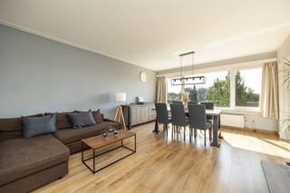 <p><span>Bent u op zoek naar een instapklare woning in een rustige, groene omgeving? Dit verzorgde appartement op de derde verdieping van een solide gebouw uit 1977 biedt alles wat u nodig heeft. </span></p><p><span>Indeling:</span></p><p><span>Via de inkomhal betreedt u de ruime en lichtrijke leefruimte, voorzien van een zithoek en eetplaats. Dankzij de grote raampartijen geniet u van een overvloed aan natuurlijk licht en een aangenaam uitzicht op het groen. De aangrenzende keuken is volledig uitgerust en functioneel ingedeeld, met voldoende kast- en werkruimte. </span></p><p><span>Het appartement beschikt over een aparte bureau- of hobbyruimte, twee slaapkamers en een badkamer.</span></p><p><span>Via een van de slaapkamers heeft u toegang tot een gezellig terras, ideaal om van de buitenlucht te genieten.</span></p><p><span>Bijzonderheden:</span></p><ul><li><span>Kleinschalig gebouw met lage kosten.</span></li><li><span>Achtergelegen garagebox inbegrepen in de prijs. </span></li><li><span>Dak werd reeds recent vernieuwd en geïsoleerd. </span></li><li><span>Conforme elektrische installatie. </span></li><li><span>Geen lift!</span></li></ul><p><span> </span></p><p><span>Ben jij geïnteresseerd in dit appartement te koop in Mortsel, ben je op zoek naar ander vastgoed of wens je de waarde van jouw eigendom te kennen? Dan ben je bij BOLT immo aan het juiste adres! Wij helpen jou graag verder.</span><span> </span></p><p><span> </span></p>
