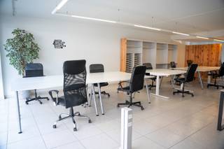 Op zoek naar een strategisch gelegen handelsruimte met maximale zichtbaarheid? Deze commerciële ruimte bevindt zich op een absolute toplocatie in het centrum van Geel, op slechts 250 meter van het bruisende marktplein. Dankzij de vlotte verbindingen met omliggende gemeenten en belangrijke invalswegen is bereikbaarheid gegarandeerd.<br /><br />Indeling<br />De ruimte omvat een lichtrijke en ruime winkel- of kantoorruimte, aangevuld met een praktisch privatief gedeelte met toilet en kitchenette. Verder is er een aparte berging van 8 m² aanwezig.<br /><br />Troeven<br />Deze eigendom is uitermate geschikt voor kantooractiviteiten of de uitoefening van een vrij beroep en biedt tal van extra voordelen:<br /><br />Aparte inkom voor optimale privacy en toegankelijkheid<br />Brede vitrine van ca. 6 meter voor uitstekende visibiliteit<br />Energiezuinige verwarming via warmtepomp met aircofunctie<br />Geïsoleerd dak en dubbele beglazing<br /><br />Achteraan bevinden zich twee garages en 2 staanplaatsen.