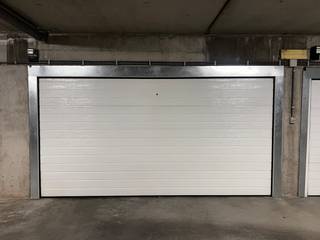 Ce box de garage à vendre est situé à l'angle de Mariakerkelaan et de Nieuwpoortsesteenweg à Ostende, dans la résidence South Bay. <br /><br />Le box est très facile d'accès et se trouve à l'étage -1.<br /><br />- Dimensions du box de garage : 5m60 x 3m75 <br />- Électricité disponible <br />- Portail sectionnel<br /><br />Vous recherchez un garage spacieux pouvant accueillir votre voiture et vos vélos ? Appelez-nous bientôt pour une visite sur place !<br /><br />Registre des mesures: non