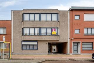 Instapklaar appartement gelegen op de 1ste verdieping.Dit gezellige appartement bestaat uit:Inkomhal, een grote leefruimte.Open ingerichte keuken ,...