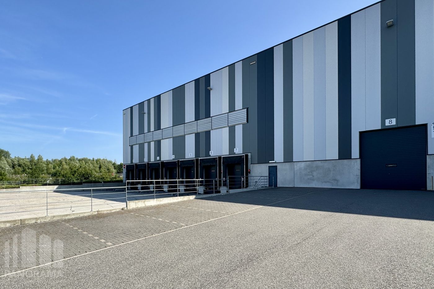 Entrepôt de 6.515 m², mezzanine de 756 m² et bureaux de 190 m², idéalement situés - photo 5