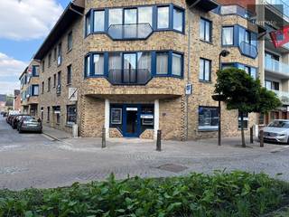 Dit handelspand is gelegen op de hoek van één van de centrumstraten, op een boogscheut van de Markt van Waregem.Het vroegere bankkantoor is ideaal...