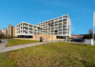 Exceptionally located office of 928 m² for rent, barely 500 m from the R4 with a beautiful view of the Ghent Water Sports Course. Also easy to reach by public transport: there are several bus stops nearby. <br /><br />The beautifully finished office is located on the first floor and forms part of an extremely high-quality and sustainable office project with meeting rooms, reception area, restaurant, terrace, ... The large windows allow for plenty of natural light. Ample parking possibilities in the vicinity. Available immediately!<br /><br />Contact PANORAMA B2B for further information, plans or a no-obligation site visit on 09 225 09 02.