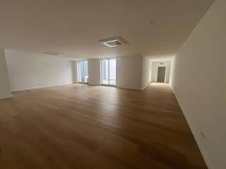 <p><strong>Te huur – Gerenoveerd kantoor van 130 m² met privatief terras – Louizawijk</strong></p>
<p>Gelegen aan de prestigieuze Waterloolaan, op wandelafstand van de Louizalaan, biedt dit volledig gerenoveerde <strong>kantoor van 130 m²</strong> een stijlvolle, rustige en functionele werkomgeving.</p>
<p>Het kantoor bevindt zich op de <strong>achterliggende gelijkvloerse verdieping</strong>, waardoor u geniet van optimale rust op een toplocatie in het hart van Brussel. De ruime open kantoorruimte biedt tal van indelingsmogelijkheden en is ideaal voor ondernemingen, vrije beroepen of consultancyactiviteiten. Bovendien beschikt het pand over een <strong>privatieve binnenkoer/terras</strong>, een aangename buitenruimte voor ontspanning of informele vergaderingen.</p>
<p>Dankzij de kwalitatieve afwerking, de royale ruimtes en de uitstekende ligging vormt dit kantoor een ideale uitvalsbasis voor elke professionele activiteit. Openbaar vervoer, winkels, restaurants en tal van voorzieningen bevinden zich op onmiddellijke nabijheid.</p>
<p><strong>Huurvoorwaarden</strong></p>
<p>De maandelijkse lasten bedragen <strong>€150</strong> en hebben uitsluitend betrekking op de gemeenschappelijke kosten van het gebouw. De privatieve verbruiken zijn ten laste van de huurder. Het pand is <strong>onmiddellijk beschikbaar</strong>.</p>
<p>Een unieke opportuniteit om uw onderneming te vestigen in een van de meest gegeerde en prestigieuze wijken van Brussel.</p>