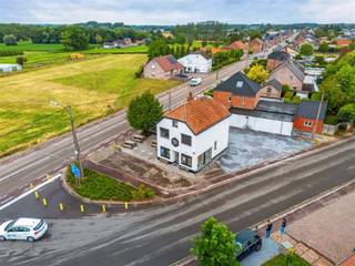 Ben jij opzoek naar een goed gelegen handelspand met woonst vlakbij het centrum van Nieuwerkerken? Dan is dit pand op de Diestersteenweg jouw kans!We...