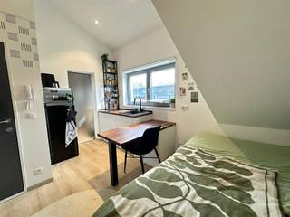 <p><span>Dans un quartier calme et agréable de Duffel-West, nous proposons à la location un studio confortable, idéal pour ceux qui recherchent une solution de logement temporaire ou pratique. </span></p><p><span>Le studio est compact mais fonctionnel et dispose d'une salle de bain moderne avec douche à l'italienne et de toilettes séparées, offrant un confort et une intimité supplémentaires. </span></p><p><span>Sa situation dans un quartier calme offre la tranquillité nécessaire, tandis que les commerces et les transports en commun sont facilement accessibles. </span></p><p><span>Le studio est disponible immédiatement.</span></p><p><span>Contactez-nous pour plus d'informations ou pour une visite au 015 200 999 ou info@vastgoedplus.be</span></p>