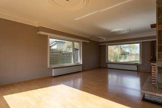 Verrassend ruime woning op een perceel van 830m² op een rustige locatie maar vlakbij de dorpskern van Essen-Centrum. De woning, gebouwd half de...