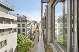 Te koop via ons pre-sale concept met éénmalige biedingsprocedure op 25/06: 2-slaapkamerappartement in een recent gebouw, gelegen aan de Emile Jacqmainlaan, vlakbij de Kruidtuinlaan.Het appartement bestaat uit een lichtrijke woonkamer, open keuken, twee ruime slaapkamers, een badkamer en een ruim balkon met Oostoriëntatie.Gelegen op een toplocatie vlak bij de winkelstraat, de Grote Markt en het Brusselse Noordstation.Troeven van dit appartement:- Centrale ligging met uitstekende bereikbaarheid met het openbaar vervoer- Ruim terras met Oostoriëntatie- Interessante investering dankzij sterke vraag bij expats- Individuele elektrische verwarming – EPC E+- Mogelijkheid tot aankoop 2 staanplaatsen/ 20.000 euro per stuk.Het appartement wordt verkocht via pre-sale.Bezoeken vinden plaats op donderdag 25/06 tussen 16u en 19u.Bij interesse kan een vast en onvoorwaardelijk bod worden uitgebracht uiterlijk op vrijdag 26/06 om 12u.