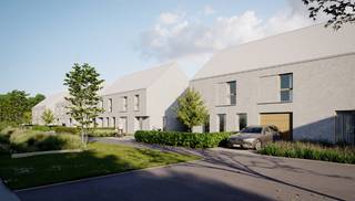 Deze moderne woning is gelegen vlak aan de ingang van het provinciaal domein De Gavers te Geraardsbergen. De woning staat bijna volledig afgewerkt op een zuid georiënteerd perceel van 530m2. De interieurafwerking van de woning is reeds besteld en <strong>de woning kan binnen de 3 maanden opgeleverd worden</strong>. De woning is voorzien van alle moderne technieken: standaard is een warmtepomp en vloerverwarming en koeling inbegrepen, ventilatie met warmterecuperatie, PV-panelen,... . Op het gelijkvloers van de woning is er een praktische was/bergplaats, een inkomhal met gastentoilet en een lichtrijke leefruimte met open keuken. Op de eerste verdieping bevinden zich 3 slaapkamers en een badkamer met bad/douche. De praktische zolder is toegankelijk met een vaste trap. De carport aan de woning is inbegrepen. Wens je meer info over deze woning? Contacteer bouwadviseur Ewout op <strong>0497 588 888</strong> of mail naar <strong>contact@huysmanbouw.be</strong>
