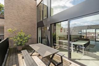 strong&gt;Ben je op zoek naar een recente nieuwbouwduplex (2020) met 3 slaapkamers, 3 terrassen en ondergrondse parkeerplaats in Aalst? Gevonden!
<p>In een rustige wijk, op fiets- en wandelafstand van het centrum van Aalst, het station en het OLV-ziekenhuis, vind je deze stijlvolle nieuwbouwduplex uit 2020. Dankzij de ligging geniet je hier van rust én een uitstekende bereikbaarheid. Het appartement bevindt zich op de tweede en derde verdieping van een verzorgd gebouw met lift en biedt alle comfort dat je vandaag verwacht. Wat deze eigendom echt uniek maakt, zijn de maar liefst drie terrassen. Hierdoor geniet je op elk verdiep van een aangename buitenruimte en extra lichtinval, wat zorgt voor een bijzonder ruim en open gevoel. Met EPC-label A, een condensatieketel, hoogrendementsglas, zonnepanelen en een ventilatiesysteem type D woon je hier bovendien energiezuinig en toekomstgericht. Ook de conforme elektrische keuring en videofoon zijn mooie extra troeven. Op de ondergrondse verdieping beschik je daarnaast over een private parkeerplaats en kelderberging, die verplicht zijn aan te kopen voor de prijs van 25.000 euro.</p>
<p>Je komt binnen via de inkomhal met apart toilet. De lichtrijke leefruimte sluit mooi aan op de volledig geïnstalleerde keuken en biedt toegang tot het eerste ruime terras van maar liefst 20 m². Verder vind je op deze verdieping een praktische berging, een eerste badkamer met douche en twee slaapkamers, die eveneens toegang hebben tot een eigen terras. Via de praktische trap bereik je de bovenverdieping, waar zich de master bedroom bevindt met dressing en een tweede badkamer met ligbad. Ook hier geniet je opnieuw van een extra terras, wat deze duplex een uitzonderlijk wooncomfort geeft.<br /><br />Verplichte aankoop van staanplaats en berging voor 25.000 euro. </p>