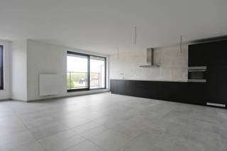Nieuwbouw 2-slaapkamerappartement 

Mis deze unieke kans niet om te wonen in een luxe appartement met terras en EPC A, gelegen in een exclusief nieuwbouwproject te Halle . Dit 3-slaapkamerappartement biedt een open keuken en woonkamer met natuurlijk licht, akoestische isolatie en hoogwaardige afwerking. Gunstig gelegen nabij het Kanaal Brussel - Charleroi, Brusselse Ring, E429, openbaar vervoer, scholen en het centrum van Halle. Er is een mogelijkheid om een ondergrondse parkeerplaats + berging aan te kopen. De verkoop gebeurt onder de voorwaarden van 6% BTW .
