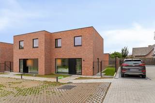<p>indeling van woning</p>

<h3>gelijkvloers</h3>
Op het gelijkvloers vind je een ruime inkom, een open en lichtrijke leefruimte met keuken, een ruime berging en aparte fietsberging. Dankzij de gunstige oriëntatie geniet je optimaal van natuurlijk licht en heb je middag- en avondzon in je eigen tuin.

<h3><br />eerste verdieping</h3>
— 3 ruime slaapkamers<br />— badkamer
<h3><br />duurzaamheid en energie</h3>
Bij het ontwerp werd sterk ingezet op energie-efficiëntie en wooncomfort. Zo geniet je van lage energiekosten en ben je minder afhankelijk van fossiele brandstoffen.  Door het lage E-peil geniet je van een korting onroerende voorheffing van 50% gedurende 5 jaar.

<h3>de woning is uitgerust met:</h3>
— warmtepomp lucht/water in combinatie met vloerverwarming<br />— ventilatiesysteem D met warmterecuperatie<br />— doordachte isolatie en performante beglazing<br />— zonnepanelen<br />— een aangelegde tuin en terras
<h3><br />afwerking en prijs</h3>
Parkwoning B2 is in afwerkingsfase.<br />— Deze woning wordt momenteel volledig afgewerkt volgens de laatste trends, en is instapklaar binnen de 4 tot 6 maanden.<br />— De vermelde prijs betreft de volledig afgewerkte woning inclusief terras en tuin en aansluitingskosten, exclusief btw en verkoopkosten.<br />— Bij elke woning wordt een garage, overdekte autostaanplaats of parking verkocht, aan jou de keuze!
