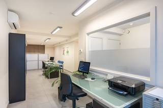 Modern en instapklaar handelspand, volledig ingericht als kantoorruimte, gelegen op het gelijkvloers met een oppervlakte van ca. 95m².<br /><br />Perfect voor vrije beroepen of ondernemers in de dienstensector.<br /><br />Je komt binnen via een automatische inkomdeur in een stijlvolle wachtruimte. De afgesloten kantoorruimte is ruim en praktisch ingedeeld, klaar voor gebruik. Achteraan vind je een compacte keuken met toestellen, een apart toilet en een berging of stockageruimte.<br /><br />Extra troeven?<br />• Volledig ingericht – mogelijkheid tot overname van materiaal<br />• Airco met verwarmingsfunctie – energiezuinig en comfortabel<br />• Parkeergelegenheid voor én achter het gebouw<br />• Onmiddellijk beschikbaar – geen wachttijd, gewoon starten<br /><br />Op zoek naar een professioneel pand op een goede locatie?<br />Bezoeken zijn mogelijk, steeds op afspraak. 📞