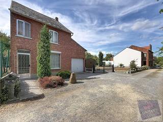 Bent u op zoek naar een eigendom waar u volledig uw eigen woonproject van kunt maken? Dan biedt deze woning met bouwgrond, gelegen aan de Salvatorstraat 29 in Hasselt, heel wat mogelijkheden.<br /><br />Gelegen in een rustige en residentiële buurt geniet u hier van een aangename woonomgeving met een vlotte verbinding naar het centrum van Hasselt. Scholen, winkels, openbaar vervoer en belangrijke invalswegen bevinden zich op korte afstand, waardoor deze locatie een ideale combinatie biedt van rust en bereikbaarheid.<br /><br />Op het perceel van 7a90ca bevindt zich momenteel een woning met een bewoonbare oppervlakte van 102 m² (volgens EPC). De woning beschikt over een EPC-label F en dient bijgevolg grondig gerenoveerd of gesloopt te worden, afhankelijk van uw plannen en wensen. Hierdoor vormt deze eigendom de ideale basis voor wie een totaalrenovatie wil realiseren of liever een volledig nieuwe woning bouwt op een mooi perceel.<br /><br />Indien gekozen wordt voor nieuwbouw, gelden volgende stedenbouwkundige richtlijnen. Om een ruime en kwalitatieve tuinzone te creëren, wordt gevraagd een minimale afstand van 10 meter ten opzichte van de linker perceelsgrens te behouden. De toegang tot het perceel en de oprit worden bij voorkeur aan de rechterzijde van de woning voorzien.<br /><br />Ten opzichte van de overige perceelsgrenzen dient steeds een minimale afstand van 5 meter gerespecteerd te worden. De maximale bouwdiepte bedraagt 17 meter op het gelijkvloers en 10 meter op de verdieping, wat voldoende mogelijkheden biedt voor het realiseren van een ruime gezinswoning.<br /><br /><strong>Interessant voor sloop en heropbouw</strong><br />Naast een totaalrenovatie biedt deze eigendom ook mogelijkheden voor afbraak en heropbouw. Onder bepaalde wettelijke voorwaarden kan hierbij het verlaagde btw-tarief van 6% in plaats van 21% van toepassing zijn, zowel voor particulieren als in bepaalde professionele situaties. Informeer steeds naar de voorwaarden die van toepassing zijn op uw specifieke situatie.<br /><br />Bent u op zoek naar een eigendom met renovatie- of nieuwbouwpotentieel op een gunstige locatie in Hasselt? Contacteer Meyers Vastgoed voor meer informatie of een bezoek ter plaatse.
