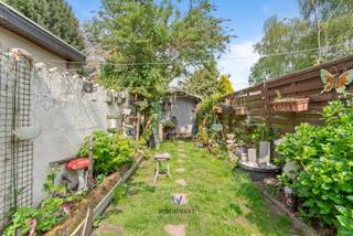 Ben je op zoek naar een instapklare stadswoning in Zele? Lees dan zeker even verder!<br /><br />Indeling:<br />GLV: Inkomhal, berging, woonkamer ingericht met zitplaats en eetplaats, keuken, badkamer met inloopdocuhe en wastafel en tuin<br />1eV: Overloop, berging, slaapkamer 1, slaapkamer 2.<br />Zolder: Ingericht als derder slaapkamer.<br /><br /><br />TROEVEN:<br />- Instapklaar<br />- Centrale ligging<br />- Drie slaapkamers<br />- Ook ideaal als investering, momenteel verhuurd.<br /><br />Wil je meer info of een bezoek? Contacteer Senne op 0499 47 10 68 of via Senne@woonvast.be