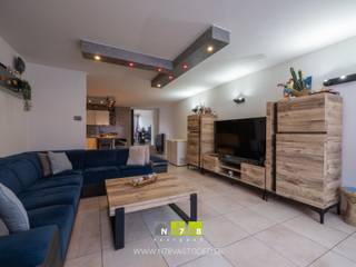 <span><strong>DUPLEX-APPARTEMENT MET VERANDA EN RUIM TERRAS TE EISDEN<br /><br />TROEVEN<br /></strong>- <span>Mooi en gezellig duplex-appartement gelegen in het commerciële centrum van Eisden.<br />- Ideaal gelegen dichtbij winkels, horecazaken, ... Alle belangrijke voorzieningen in de buurt.<br /></span>- 2 slaapkamers.<br /><span>- Veranda gelegen op de eerste verdieping.<br /></span>- Ruim terras.<br />- Privatieve inkomhal.<br />- EPC-label D: geen renovatieverplichting!<strong><br /></strong><strong><br />GELIJKVLOERS 00 <br /></strong>- Private inkomhal: trap naar de eerste verdieping <br /><br /><strong>VERDIEPING</strong> <strong>+01 (74,67 m²)</strong><br />- Woonkamer (5,50 m x 5,30 m = 29,15 m²): trap naar de tweede verdieping, tegelvloer.</span><br /><span>- Keuken (4,20 m x 5,30 m = 22,26 m²): keukenwand (onder- en bovenkasten, lades, oven, keramische kookplaat, dampkap, vaatwasser en spoelbak, ziteiland, tegelvloer.</span><br /><span>- Toilet (1,40 m x 0,90 m = 1,26 m²): zittoilet, spoelbakje, volledige wandbetegeling, tegelvloer.</span><br /><span>- Veranda (4,00 m x 5,50 m = 22,00 m²): laminaatvloer. </span><br /><br /><span><strong>VERDIEPING</strong> <strong>+02 (38,93 m²)</strong></span><br /><span>- Overloop (0,90 m x 2,15 m = 1,93 m²): tegelvloer.<br />- Badkamer (3,00 m x 3,00 m = 9,00 m²): ligbad, enkele lavabo met onderkast, onderkast en kolomkasten, volledige wandbetegeling, tegelvloer.<br />- Slaapkamer 1 (4,00 m x 4,20 m = 16,80 m²): inbouwkasten, velux dakraam, tegelvloer.<br />- Slaapkamer 2 (3,00 m x 3,20 m = 9,60 m²): inbouwkasten, velux dakraam, tegelvloer.<br />- CV ruimte (1,00 m x 1,60 m = 1,60 m²): aardgas verwarmingsketel, aansluiting wasmachine, tegelvloer.</span><br /><br /><span><strong>EXTERIEUR</strong></span><br /><span>- Terras gelegen op de eerste verdieping (9,00 m x 4,00 m = 36,00 m²).<span><br /></span><br />Bekijkt u deze advertentie via een aanverwante vastgoedsite, surf dan zeker naar onze website <strong>www.N78vastgoed.be</strong> voor een uitgebreide beschrijving en foto's. <strong>Meer info: +32 (0)89 86 18 88 of info@N78vastgoed.be.</strong></span>