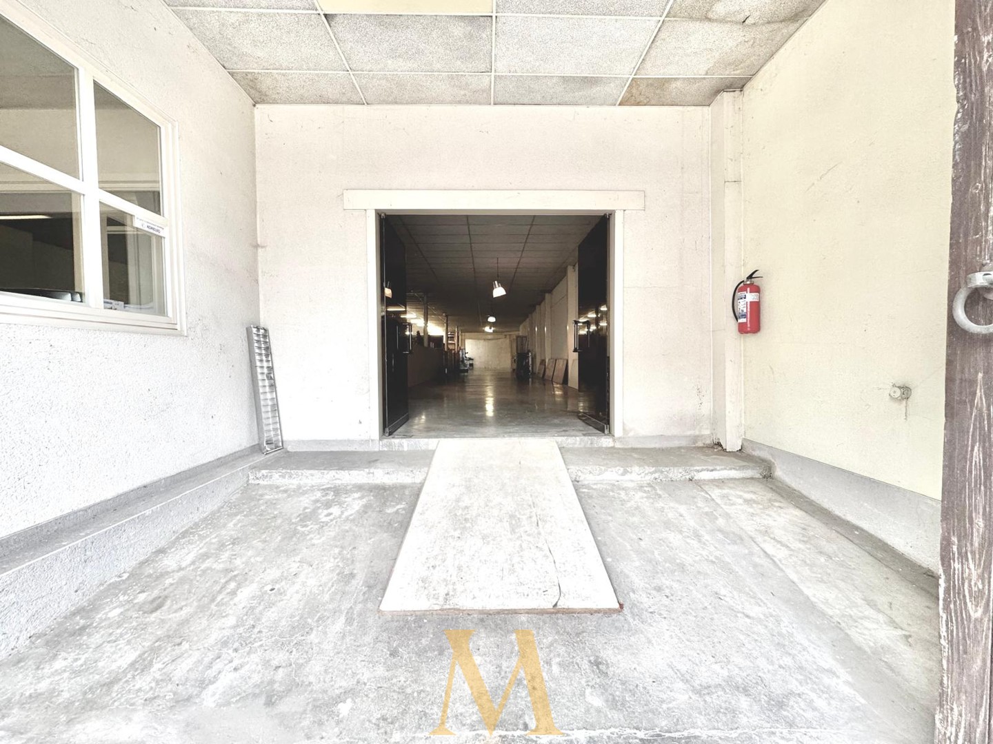 Ruim magazijn van 596 m² met twee inrijpoorten, kantoorruimte, grote garage en parking op 683 m² grond - foto 4