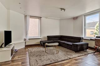 <p><span>VERKOCHT, compromis in opmaak. Dit appartement op de tweede verdieping beschikt over 2 slaapkamers.</span></p><p><span> </span></p><p><span>Via de gemeenschappelijke inkomhal, betreden we het appartement en komen we in de hall terecht. Er zijn 2 slaapkamers aanwezig en een badkamer uitgerust met douche, wastafel, toilet en aansluiting voor wasmachine. </span></p><p><span>De ruime leefruimte met open keuken (basis ingericht) geniet veel lichtinval. De condensatieketel (gas) werd recent nog vernieuwd. De nutsvoorzieningen (EGW) verlopen allen individueel. Dit kleinschalig gebouw bevat 3 appartementen, er is geen syndicus of lift aanwezig in het gebouw, waardoor de gemeenschappelijke lasten beperkt zijn. Het appartement werd ook asbestveilig bevonden en beschikt over energielabel B. De voor- en achtergevel zullen nog aangepakt worden tegen notariële akte. </span></p><p><span>Door zijn ligging, geniet dit pand een goede bereikbaarheid met de wagen of het openbaar vervoer. Het appartement is op heden verhuurd. Aandeel kosten basisakte en landmeter ten laste van de koper. </span></p><p><span> </span></p><p><span>Op zoek naar een eerste aankoop of investering met een stabiel en aantrekkelijk rendement? Contacteer de Fooz vastgoed via 09/225.00.78.</span></p><p><span> </span></p><p><span>Renovatieplicht: nee</span></p>