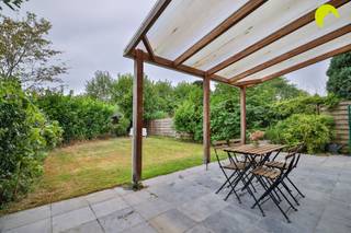 <p><span>Dit 2-slpk. gelijkvloers appartement is gelegen in de gegeerde Theofiel Reynlaan (Dieseghemwijk) in een  klein gebouw bestaande uit slechts 3 appartementen.  Natuurgebied Klein Zwitserland en Fort IV zijn op wandelafstand.  Zowel de voortuin, de achtertuin en de oprit achteraan zijn in privatief genot,  zo parkeer je de wagen zorgeloos na een drukke werkdag.  Via het poortje kom je in de fantastische achtertuin met veel privacy.  Achteraan het appartement zijn 2 slaapkamers.  De badkamer is voorzien van een douche, wastafel en toilet.  Hier is ook de aansluiting voor de wasmachine.  Vooraan vindt u de  gezellige living/eetplaats met open keuken, die uitzicht heeft op het groen uit de omgeving, dankzij de grote raampartijen.  In de kelder beschikt u nog over een berging voor stockage.</span></p><p><span> </span></p><p><span>Troeven:</span></p><p><span> </span></p><ul><li><span>toplocatie in Dieseghmwijk!</span></li><li><span>lage gemeenschappelijke kosten: +/- € 90/maand</span></li><li><span>AREI conform!</span></li><li><span>tuin + autostaanplaats!</span></li></ul><p><span> </span></p><p><span>Wordt u de gelukkige van dit toppertje?</span></p><p><span> </span></p><p><span>Nuttige informatie:</span></p><p><span> </span></p><ul><li><span>EPC: 351 kWh/m² jaar</span></li><li><span>P- score: A en G-score: A</span></li><li><span>oppervlakte volgens EPC rapport</span></li></ul><p><span> </span></p><p><span>Beschikbaar:  uiterlijk 3 maanden na ondertekening aankoop-verkoopbelofte (+ 5 dagen bezetting na akte)</span></p><p><span> </span></p><p><span>Voor meer info of een bezoek ter plaatse, bel ons op 03-449 42 41 of mail ons via hallo@habicom.be</span></p><p><span>Benieuwd naar de waarde van jouw woning?  Check het gratis op <span>www.watismijnhuiswaard.be</span></span></p><p><span> </span></p>