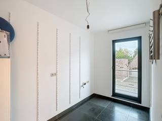<p>Schrijf je in via volgende link voor het appartement: https://shorturl.at/RXsAC</p><p></p><p>In een <strong>moderne en goed onderhouden residentie</strong> bevindt zich dit <strong>aangename en ruime appartement</strong> met <strong>twee slaapkamers </strong>en <strong>garage</strong>. Het gebouw is uitgerust met een <strong>lift</strong> en geniet van een <strong>rustige, doodlopende ligging</strong> in Haaltert. Toch bevinden alle voorzieningen zich op wandelafstand, en zijn de belangrijkste invalswegen in slechts enkele minuten bereikbaar.<br /><br />Bij het binnenkomen tref je een <strong>inkomhal met gastentoilet</strong>, waarna je verdergaat naar de <strong>ruime, lichtrijke leefruimte</strong> met een <strong>prachtige, open en volledig uitgeruste keuken</strong>. Aansluitend bevindt zich een <strong>praktische berging/wasplaats</strong>. Via het <strong>grote schuifraam</strong> heb je toegang tot het <strong>gezellige, verlichte terras</strong>.<br /><br />Het appartement beschikt verder over <strong>twee volwaardige slaapkamers</strong> en een <strong>ruime badkamer met inloopdouche, ligbad, dubbele lavabo</strong> <strong>én een</strong> <strong>extra toilet.</strong><br /><br />Een <strong>ruime garage</strong> vervolledigt het appartement.<br /><br />De huurprijs bedraagt €1.160/maand (inclusief de gemeenschappelijke kosten).</p><p></p><p>Beschikbaarheid: bespreekbaar</p>
