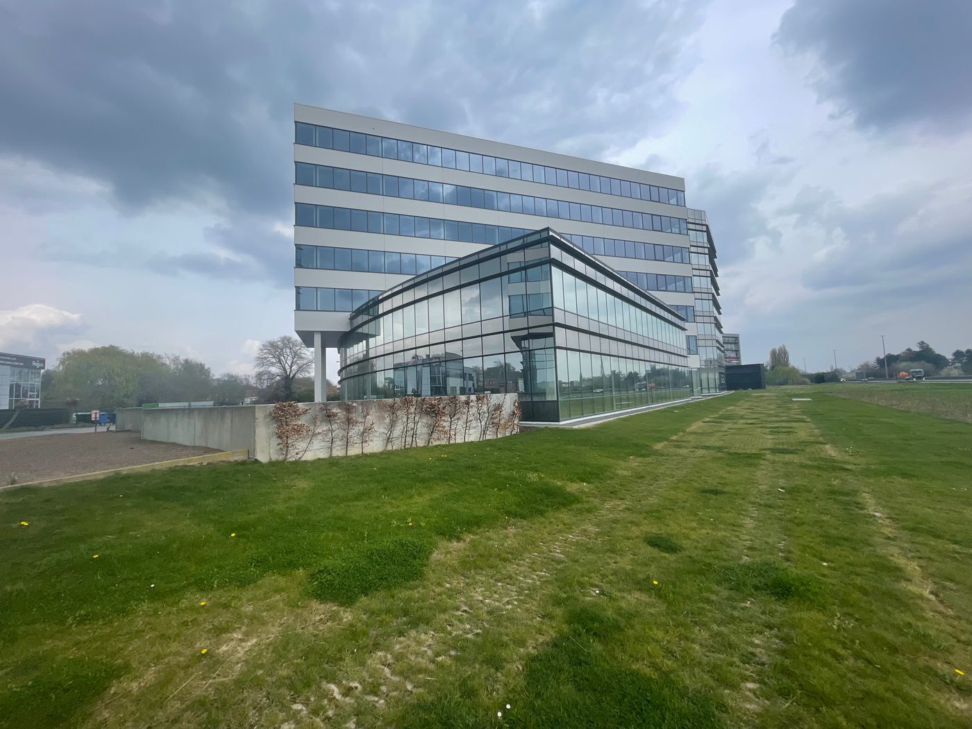 712 m² kantoren te huur naast E40 Erembodegem - foto 1
