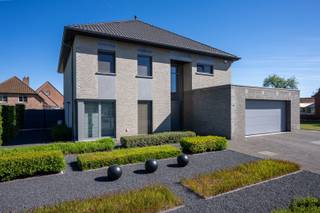 <p><span>Deze uitzonderlijk ruime villa biedt een unieke combinatie van luxe, comfort en toegankelijkheid.</span></p><p><span>Gelegen op een perceel van 8a 87ca en met een indrukwekkende bewoonbare oppervlakte van 411 m², is dit een woning die in alle opzichten rust, ruimte en kwaliteit uitstraalt. </span></p><p><span>Bovendien beschikt de villa over zowel een inpandige als een vrijstaande garage, wat zorgt voor optimale parkeermogelijkheden en extra bergruimte.</span></p><p><span>Daarnaast is er een ruime kelder met ingebouwde betonnen wandleggers, ideaal voor opslag en extra organisatie.</span></p><p><span>Bij het betreden van de woning kom je binnen in de ruime inkomhal.</span></p><p><span>Vanuit de inkomhal stap je binnen in de zeer ruime en lichtrijke woonkamer. Grote raampartijen creëren er een open en aangenaam woongevoel. </span></p><p><span>De leefruimte loopt door in een prachtige veranda, die een mooi zicht op de tuin biedt en extra leefruimte creëert. </span></p><p><span>De volledig uitgeruste luxe-keuken met eethoek vormt een perfecte plek voor wie houdt van koken en gezellig tafelen. Verder bevinden zich op het gelijkvloers een praktische wasplaats, een apart toilet, een berging en een dubbele inpandige garage.</span></p><p><span>Op de eerste verdieping bevinden zich drie grote slaapkamers waarvan met 2 een ruime dressing en 1 met ingemaakte kasten. De zeer luxueuze badkamer is uitgerust met hoogwaardige materialen en biedt alle comfort. Ook op deze verdieping is er een apart toilet voorzien.</span></p><p><span>De zolderverdieping herbergt een vierde royale slaapkamer, die dankzij zijn grootte en lichtinval tal van mogelijkheden biedt ideaal als 2 extra slaapkamers, hobbyruimte, bureau of logeerkamer.</span></p><p><span> </span></p>