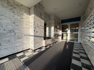 Op het Broederlijke-Weversplein te Gent bevindt zich dit lichtrijke appartement met twee slaapkamers, gelegen op het eerste verdiep (tussenverdiep) van een verzorgde residentie. Lift aanwezig.<br /><br />Via de inkomhal, met praktische ingemaakte kast, betreedt u de ruime leefruimte, die dankzij de brede raampartijen baadt in natuurlijk licht en geniet van een open en aangenaam zicht over het water en de omgeving. Deze leefruimte vormt zonder twijfel het hart van het appartement.<br />Aansluitend bevindt zich de functioneel ingerichte keuken met voldoende kastruimte. Verder beschikt het appartement over twee volwaardige slaapkamers, een badkamer uitgerust met douche en lavabo, een apart gastentoilet en een afzonderlijke berging met vaste rekken, wat zorgt voor extra praktische opbergruimte.<br /><br />Ondergronds is er een privatieve autostaanplaats (nr. 78) aanwezig. Deze is verplicht aan te kopen (+ € 20.000)<br /><br />Dankzij de centrale ligging bevinden winkels, openbaar vervoer en belangrijke invalswegen zich in de onmiddellijke omgeving.<br />Dit appartement is dan ook ideaal als eigen woonst of als investering.<br /><br />Interesse? Aarzel dan niet en neem contact op met Barbara, 0492 16 61 07 of barbara@demeester.be. <br /><br /> 