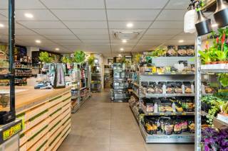 Dit handelspand is gunstig gelegen langs de Mechelsesteenweg in Kontich. Dankzij de centrale ligging, de goede bereikbaarheid en de brede etalage geniet het pand van een uitstekende zichtbaarheid en vormt het een interessante vestigingsplaats voor uiteenlopende commerciële activiteiten.<br /><br />Het handelsgelijkvloers beschikt over een ruime toonzaal met grote glaspartijen aan de straatzijde, die zorgen voor natuurlijke lichtinval en bieden heel wat mogelijkheden om producten te presenteren. De indeling kan worden afgestemd op de behoeften van de toekomstige gebruiker, bijvoorbeeld voor detailhandel, een showroom, kantoor met commerciële functie of dienstverlening, onder voorbehoud van de geldende stedenbouwkundige voorschriften.<br /><br />Naast de toonzaal beschikt het pand over een ruime polyvalente ruimte, een keuken, een gang, een apart toilet en een kleine berging. Deze aanvullende ruimtes bieden mogelijkheden voor opslag, personeelsvoorzieningen of andere ondersteunende activiteiten.<br /><br />De buitenruimte vormt een bijkomende troef en kan zowel functioneel worden benut als een aangename plek bieden om tijdens de pauze even buiten te zitten.. Op technisch vlak is het pand uitgerust met een warmtepomp, geplaatst in 2025, en ventilatie met warmterecuperatie.<br /><br />Het pand wordt momenteel gebruikt door Anaconda, dat verhuist naar een locatie wat verderop. Het handelsgelijkvloers komt daardoor vrij voor een nieuwe invulling.<br /><br /> Troeven <br /> <br />	 Commerciële ligging aan de Mechelsesteenweg in Kontich <br />	 Brede etalage met goede zichtbaarheid <br />	 Ruime toonzaal <br />	 Afzonderlijke keuken en apart toilet <br />	 Buitenruimte aanwezig <br />	 EPC B <br />	 Warmtepomp &amp; v entilatie met warmterecuperatie <br /> <br />Interesse in dit handelspand? Contacteer ons via 03 337 50 70 of info@vbvastgoed.be voor meer info of een afspraak!
