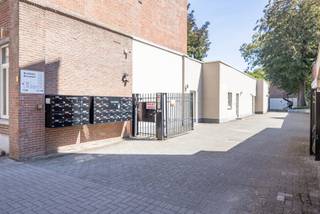 In het centrum van Leuven, vlak bij het Ladeuze- en Hooverplein, wordt deze ondergrondse parkeerplaats te huur aangeboden. Een interessante opportuniteit op een locatie waar parkeerplaatsen schaars zijn.<br /><br />De parkeerplaats bevindt zich in het verzorgde gebouwencomplex Ravennest en is vlot bereikbaar via een afgesloten garagepoort. Dankzij de centrale ligging vormt ze een ideale en veilige parkeeroplossing voor buurtbewoners, pendelaars, studenten of werknemers die regelmatig in Leuven moeten zijn.<br /><br />Geen gedoe meer met zoeken naar parking: hier beschik je over een vaste, veilige en gemakkelijk toegankelijke parkeerplaats in hartje Leuven.<br /><br />Interesse? Contacteer ons gerust voor meer informatie of een bezoek ter plaatse.