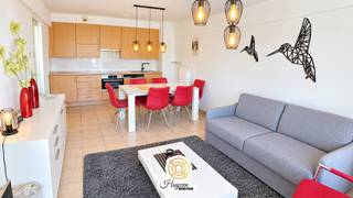 <p>Op zoek naar een charmant appartement aan zee waar rust en een centrale ligging perfect samenkomen? Ontdek dan dit lichtrijke en volledig gemeubelde éénslaapkamerappartement, gelegen in een aangename, groene straat in Koksijde.<br />Hier geniet u van een rustige woonomgeving met open zicht, terwijl u zich toch vlak bij alles bevindt wat Koksijde zo aantrekkelijk maakt. De gegeerde winkelstraat, gezellige horecazaken, zee en strand liggen allemaal op korte afstand.<br />Bij het binnenkomen wordt u verwelkomd in een ruime inkomhal die toegang geeft tot de verschillende vertrekken. De lichtrijke leefruimte vormt het hart van het appartement en beschikt over een open keuken. Grote raampartijen zorgen voor een aangename lichtinval en geven rechtstreeks toegang tot het ruime terras. Een heerlijke plek om in alle rust te genieten van de buitenlucht en het open zicht.<br />Het appartement beschikt verder over één comfortabele slaapkamer ook met rechtstreeks toegang tot het terras, een volledig gerenoveerde badkamer, een apart toilet en een ruime praktische berging in het appartement.<br />Ook aan extra comfort werd gedacht: het appartement wordt volledig gemeubeld aangeboden en beschikt bovendien over een privékelder. In het gebouw is eveneens een fietsenstalling voorzien.<br />Dankzij de combinatie van licht, ruimte, een groot balkon en een uitstekende ligging is dit appartement bijzonder geschikt als vaste woonst, tweede verblijf aan zee of investering.<br />Troeven<br />✓ Rustig gelegen in een groene straat<br />✓ Op korte afstand van centrum, winkels, horeca, zee en strand<br />✓ Lichtrijke leefruimte met open keuken<br />✓ Groot terras met open zicht<br />✓ Eén ruime slaapkamer<br />✓ Volledig gerenoveerde badkamer<br />✓ Apart toilet<br />✓ Ruime berging in het appartement<br />✓ Volledig gemeubeld<br />✓ Privékelder<br />✓ Fietsenstalling<br />Een mooie opportuniteit voor wie wil genieten van het beste van Koksijde: rustig wonen én alles binnen handbereik.<br />Interesse in dit pareltje? Aarzel dan niet en neem contact op met Mireille op het nummer 0499 46 96 64 of info@huyzenboetiek.be</p>
