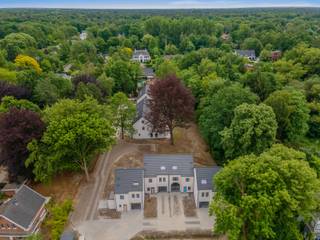 Gelegen op een goed bereikbare locatie, vlakbij invalswegen, winkels en openbaar vervoer bevinden zich deze instapklare en energiezuinige nieuwbouwwoningen. De woningen zijn afgewerkt volgens de laatste normen op gebied van isolatie, energiezuinigheid en comfort.<br />Het project omvat 9 woningen bestaande uit 4 gesloten en 5 halfopen bebouwingen. Elke woning heeft een inpandige garage met privé-oprit een privatieve tuin.<br /><br /><span><strong>Indeling</strong></span>: <br /><span><strong>Gelijkvloers</strong></span>:<br />inkomhal met gastentoilet - leefruimte ingedeeld in een zithoek - eetkamer en open ingerichte keuken met eiland - aangrenzend toegang tot de berging/wasplaats en de inpandige garage<br /><br /><span><strong>Verdieping 1:</strong></span> <br />overloop met toegang tot 3 kamers - badkamer 1 uitgerust met dubbele lavabo - ligbad - inloopdouche en toilet<br /><br /><span><strong>Verdieping 2: </strong></span><br />overloop met toegang tot 1 grote kamer - badkamer 2 uitgerust met lavabo - inloopdouche en toilet en een aparte berging.<br /><br /><span><strong>Bijzonderheden</strong></span>:<br />- zeer energiezuinig<br />- verwarming met warmtepomp<br />- zonnepanelen<br />- 3-voudige beglazing<br />- PVC - ramen<br />- veiligheidsdeuren<br />- hoge isolatiegraad en luchtdichtheid<br /><br />Voor bijkomende informatie en/of een geheel vrijblijvend bezoek gelieve contact op te nemen met ons kantoor - info@waterhuys.be - www.waterhuys.be/nieuwbouwprojecten - Vg-Wp-Gvv-Gvkr-Gmo-Gworg.