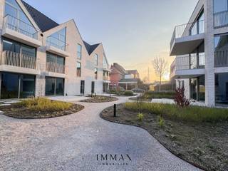 Situé entre Kolenkaai, Veldmaarschalk Fochstraat et Leopold II Laan, le projet KAAI 30 est la dernière partie du bloc d'immeubles existant. Les écoles, les magasins et les transports en commun sont accessibles à pied. Ce quartier tranquille est suffisamment éloigné du centre touristique mais donne un accès direct à ce que Bruges a de mieux à offrir.<br />- Situation centrale à la périphérie de Bruges avec vue sur le Kolenkaai<br />- Plusieurs supermarchés dans un rayon d'un kilomètre autour du projet<br />- Possibilité de se rendre à pied à la Place du Marché et au Zand de Bruges<br />- Promenades à pied et à vélo dans les environs de Bruges<br />- Fitness et piscine à moins de 1 km<br /><br />Appartement A 2.3 - Appartement avec la disposition suivante : <br />Séjour avec cuisine ouverte, accès à la terrasse avec rangement sur la terrasse, hall de nuit avec toilettes invités, débarras, 2 chambres à coucher et salle de bain équipée d'une douche à l'italienne et d'un lavabo.