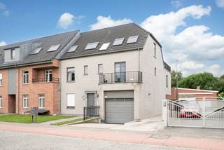 <div>
<div>In Residentie <strong>Weidezicht</strong> bevindt zich dit goed onderhouden en instapklare appartement, ideaal als starterswoning of interessante investering. Met een centrale ligging en een prachtig open uitzicht, de moeite waard om eens te komen kijken. <br /><br /></div>
<div>Het appartement beschikt over een inkomhal die toegang geeft tot de leefruimte van ca. 28 m². Een terras van ca. 6 m². <br />De open keuken ingericht met een keramische kookplaat, dampkap, oven, vaatwasser en spoelbak. Aansluitend bevindt zich een handige berging.<br /><br /></div>
<div>Verder omvat het appartement een slaapkamer van ca. 12 m² met rechtstreekse toegang tot een tweede terras van ca. 3 m². De badkamer is voorzien van een douche, toilet, lavabo in meubel en aansluitingen voor een wasmachine en droogkast.<br /><br /></div>
<div>Extra troeven zijn de inbegrepen <strong>ondergrondse autostaanplaats</strong> en <strong>privatieve berging</strong>, die reeds in de verkoopprijs zijn inbegrepen.</div>
<div>De residentie is rustig gelegen met vlotte verbindingen naar winkels, openbaar vervoer en belangrijke invalswegen. Een ideale combinatie van comfortabel wonen en een groene omgeving.<br /><br /></div>
<div><strong>Pluspunten:</strong></div>
<ul>
<li>Instapklaar appartement</li>
<li>Open zicht over natuur en akkerland</li>
<li>Twee terrassen</li>
<li>Ondergrondse autostaanplaats inbegrepen</li>
<li>Privatieve berging inbegrepen</li>
<li>Ideaal voor starters of investeerders</li>
<li>Gunstige centrale ligging met goede bereikbaarheid</li>
</ul>
<div><strong>Bel voor een afspraak 03 240 11 99 of mail wuustwezel@immopoint.be</strong>.</div>
</div>