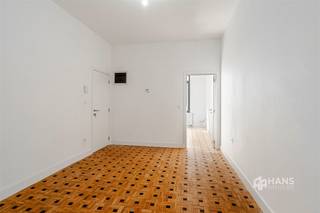 <p><span>Dit gelijkvloersappartement bevindt zich in de Eikelstraat in Berchem, op een centrale locatie met tal van winkels, supermarkten en andere voorzieningen in de omgeving. Ook het openbaar vervoer is vlot bereikbaar en dankzij de goede verbinding met de belangrijkste invalswegen verplaats je je gemakkelijk richting Antwerpen en omliggende gemeenten.</span></p><p><span>Het appartement maakt deel uit van een kleinschalig gebouw met slechts 3 appartementen, waardoor de gemeenschappelijke kosten beperkt blijven. Er zijn aparte meters voor gas, water en elektriciteit. Het werd volledig gerenoveerd en beschikt over PVC-ramen met dubbele beglazing, conforme elektriciteit en een conform geïsoleerd dak. Extra bergruimte vind je in de privatieve kelderberging van maar liefst 12 m².</span></p><p><span>Vooraan bevindt zich de ruime slaapkamer van 14 m², afgewerkt met een karaktervolle parketvloer. Verder beschikt het appartement over een woonkamer van eveneens 14 m², die mooi aansluit op de ruime keuken en eethoek van 22 m². De moderne keuken is volledig uitgerust met alle hedendaags comfort en vormt dankzij haar open karakter een aangename leefruimte. Grote raampartijen en een lichtkoepel zorgen hier bovendien voor veel natuurlijke lichtinval.</span></p><p><span>Vanuit de keuken/eetruimte heb je rechtstreeks toegang tot de noordgerichte buitenruimte van 20 m²: een fijne extra plek om buiten te zitten midden in de stad. Tot slot beschikt het appartement over een stijlvolle badkamer van 5 m², uitgerust met een ruime inloopdouche, lavabomeubel en toilet.</span></p><p><span>Ben je op zoek naar een fijn gelijkvloersappartement waarin je meteen je intrek kan nemen? Dan is dit appartement in Berchem absoluut een bezoek waard!</span></p><p><span>Bewoonbare opp. 62 m² ref.: bruto vloeropp. EPC. Voor meer info of een gratis schatting surf naar </span><span><span>www.hansimmo.be</span></span></p><p><span> </span></p>