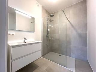 Op zoek naar een leuk <strong>1 slaapkamer</strong> appartement dat centraal gelegen is? Dan is dit appartement wat je zoekt! <br /><br /><span>Via de voordeur kom je in de <strong>hall</strong> van het appartement met <strong>apart toilet</strong>. De gezellige</span><strong> leefruimte</strong><span> met </span><strong>open ingerichte keuken</strong><span> (vitrokeramische kookplaat, dampkap, heteluchtoven, inbouwkoelkast en vaatwasser) heeft een tof</span><strong> overdekt Zuid-Oost terras</strong><span>. Aan de keuken is er een </span><strong>aparte berging</strong><span> waar de aansluiting zit voor wasmachine en droogkast. Verder is er een </span><strong>ruime slaapkamer, met en-suite</strong><span> </span><strong>badkamer</strong><span> met dubbele wastafel en inloopdouche. </span><br /><br /><span>In de prijs van het appartement zit een </span><strong>ondergrondse staanplaats (P54)</strong><span> inbegrepen.</span><br /><br /><span>Domicilie verplicht.</span><br /><span>Huurprijs : <strong>750 Euro per maand</strong></span><br /><span>Huurwaarborg : 3 maanden huur</span><br /><span>Gemeenschappelijke lasten : <strong>60 Euro provisie per maand</strong></span><br /><span>Er zijn individuele tellers voor water, gas en electriciteit.<br /></span>EPC: label A<br /><span>Beschikbaar : 01/09/2026</span><br /><span>Bezoeken enkel na afspraak.<br /><br /><strong>Een bezoek plannen? Dit kan enkel via onze website www.stellarimmo.be/te-huur. Ga naar het pand en klik op de Een bezoek aanvragen knop onder de foto van de makelaar. <br /><br />Verdere info via martine@stellarimmo.be</strong></span>