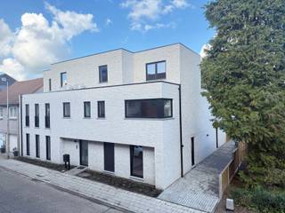 <p>Dit stijlvolle duplex appartement maakt deel uit van een kleinschalige residentie en combineert hedendaags comfort met een warme, tijdloze afwerking waarbij gewerkt werd met duurzame en kwalitatieve materialen.<br /><br />Indeling: inkomhal, lichtrijke leefruimte met open keuken, berging, drie volwaardige slaapkamers, apart toilet en een prachtige badkamer met inloopdouche en ligbad.<br /><br />Vanuit de leefruimte heb je toegang tot het terras.<br /><br />Verder beschikt het appartement over een autostaanplaats en een aparte berging.<br /><br />Het appartement is gebouwd met de nieuwste technieken (warmtepomp, ventilatiesysteem type D, vloerverwarming, individuele zonnepanelen,…) en kan terugvallen op een gunstig E-peil (20).<br /><br />Verkoop met opsplitsing van BTW- en registratierechten.<br /><br />Contacteer ons kantoor voor meer info of een bezoek ter plaatse via 0472/533.946 of mail info@immo-b.be!</p>