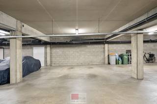 Charmant appartement met 2 slaapkamers van circa 140 m² gelegen in het centrum van Lanaken. Dit appartement beschikt over een ruime leefruimte, keuken, berging, badkamer, 2 slaapkamers, dressing, 2 ondergrondse parkeerplaatsen en kelderberging. Lift aanwezig! <br /><br />Ontdek dit appartement (Residentie Passage Begas), ideaal gelegen in het centrum van Lanaken, aan de Stationsstraat. Dankzij de centrale ligging bevinden winkels, supermarkten, horecazaken, openbaar vervoer en andere dagelijkse voorzieningen zich op wandelafstand.<br /><br />Bezichtig deze woning ook digitaal en 'loop' zelf door de woning. Kijk daarvoor op onze website of via: <br />https://my.matterport.com/show/?m=BtkSaoKNPcP<br /><br />INDELING:<br />Tweede verdieping:<br />- Inkomhal met vestiaire en apart gastentoilet met fonteintje;<br />- Zeer ruime leefruimte met houten vloer en airco;<br />- Vanuit de leefruimte heeft u toegang tot de terrassen aan zowel de voor- als achterzijde. Het voorterras biedt een mooi uitzicht op de Stationsstraat;<br />- Keuken met granieten werkblad, inductiekookplaat (AEG), dampkap, magnetron (Bosch) en frigo van Liebher;<br />- Aansluitend bevindt zich een praktische berging met aansluitingen voor een wasmachine en droogkast en handig werkblad; <br />- Het terras aan de achterzijde beschikt over een elektrisch zonneluifel;<br />- Nachthal met toegang tot de badkamer, twee slaapkamers en de dressing.<br />- De badkamer is voorzien van een douchecabine en toilet;<br />- De dressing beschikt over inbouwkasten en een wastafelmeubel;<br />- 2 slaapkamers (circa 13m² + 15m²), beide voorzien van inbouwkasten. Eén van de slaapkamers beschikt bovendien over airco.<br /><br />Parkeerkelder:<br />- Twee autostaanplaatsen en een privatieve, afgesloten kelderberging.<br />- De parkeerkelder is bereikbaar via een elektrische toegangspoort aan het Europaplein.<br /><br />Er is een lift in het gebouw. De gemeenschappelijke kosten bedragen € 135,00 per maand.<br /><br />Energieprestatie en binnenklimaat (EPB-EPC)<br />Certificaat beschikbaar: ja <br />EPC certificaatnummer: 20260805-0003928487-RES-1<br />Berekende energiescore: (kWh/m²): 175 kWh<br />Het certificaat is geldig tot en met: 05/08/2036<br />Elektrische installatie: in opmaak<br /><br />Informatie stedenbouwkundige voorschriften:<br />Stedenbouwkundige vergunning: ja<br />Meest recente bestemming: gebieden voor gemeenschapsvoorziening en openbaar nut + woongebieden<br />Dagvaarding uitgebracht: neen<br />VOORKOOPRECHT OP DIT GOED: neen<br />VERKAVELINGSVERGUNNING: neen<br />WATERGEVOELIG OPENRUIMTEGEBIED: neen<br />Maatregelenregister: neen<br /><br />Overstromingsgevoelige gebieden: <br />Perceelscore of P-score : A<br />Gebouwenscore of G-score: A<br />Ligging in Signaalgebied: neen<br />Ligging in afgebakende oeverzone of afgebakend overstromingsgebied: neen<br />Ligging in een risicozone voor overstromingen: neen<br /><br />A:geen overstroming gemodelleerd B: kleine kans op overstromingen onder klimaatverandering C: kleine kans op overstromingen D: middelgrote kans op overstromingen<br /><br />Beschermd erfgoed<br />GEINVENTARISEERD ERFGOED: neen<br />BESCHERMD ONROEREND ERFGOED: neen