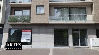 Commercieel handelspand van 122 m² met potentieel voor ruim horecaterras, tegenover Shopping 1<br /><br />Ontdek deze veelzijdige commerciële ruimte met een uitstekende ligging en tal van mogelijkheden. Dankzij de flexibele indeling is dit pand ideaal voor een vrij beroep, kantoorruimte, praktijk, studio, dans- of sportactiviteiten.<br /><br />De ruimte bevindt zich op het gelijkvloers en beschikt over een aangename, lichtrijke handelsruimte met aansluitend een praktische kitchenette en toilet.<br />De open indeling biedt mogelijkheden om de ruimte volledig naar eigen wensen en activiteit in te richten.<br /><br />Een grote troef is de uitstekende bereikbaarheid en de ruime parkeergelegenheid vlak voor de deur, met gratis parkeren gedurende het eerste uur – een belangrijk voordeel voor klanten en bezoekers.<br /><br />Extra comfort wordt geboden door een ondergrondse autostaanplaats en privatieve berging (optioneel aan te kopen voor €34.000 excl. kosten).<br /><br /><strong>Extra kenmerken:</strong><br />Bouwjaar: 2004<br />Degelijke constructie in metselwerk met stijlvolle afwerking in blauwe steen<br />Aluminium buitenschrijnwerk met dubbele beglazing<br />Arduinen raamdorpels<br />Onderhoudsvriendelijke tegelvloer<br />Verwarming op aardgas<br />Voorzien van inbraakbeveiliging<br /><br />Deze ruimte combineert zichtbaarheid, bereikbaarheid en functionaliteit, en vormt de ideale uitvalsbasis voor uw professionele activiteit.