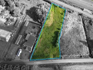 Grond met topligging, geschikt voor para-agrarische toepassing (bvb woning met dierenartspraktijk, loonwerker, tuinbouw,...) met een...